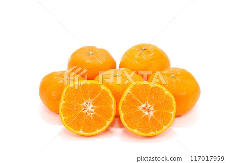 Aoshima mandarin oranges, Mikkabi mandarin oranges, cut, cross section, bright background Aoshima mandarin oranges, Mikkabi mandarin oranges, cut, cross section, bright background 117017959