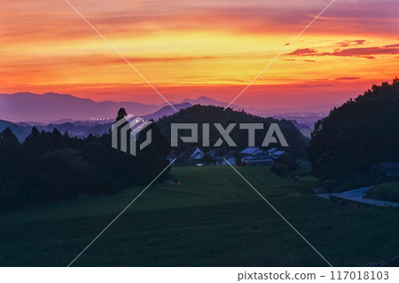 Digitalization of Velvia 135. A bright red sunset from Takaya, Sakurai City. The village of Yatsuri, Mt. Nijo, and Mt. Unebi. 1993. 117018103