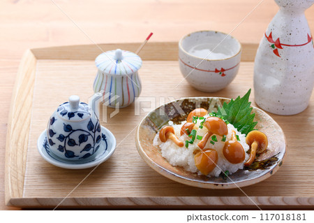 磨碎的滑子和清酒 磨碎的滑子和清酒 117018181