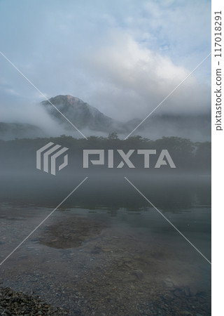 大正池和燒嶽山被霧氣籠罩，上高地 117018291