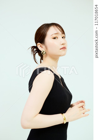 Summer woman portrait 117018654