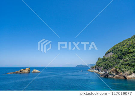 Mount Fuji seen from Ushikuiwa Rock, Kumomi Coast, Nishiizu, Matsuzaki Town 117019077