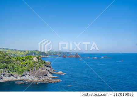 Minokakeiwa Rock: A rock agglomerate eroded by the waves stands upright like a sword on the sea. Irozaki, the southernmost tip of the Izu Peninsula. 117019082