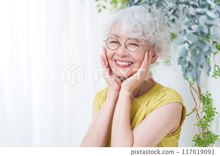 微笑的高級女性（美容/護膚） 117019091