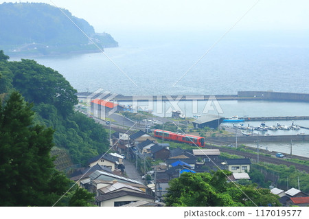 日本海翡翠線“以有馬川港為背景的雪月花” 117019577