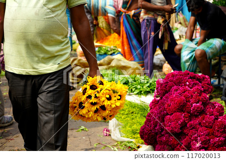 Buyer buy a bunch of sunflower from howrah flower market 117020013