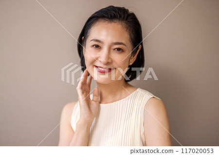 Beauty image of a middle-aged woman in her 50s 117020053