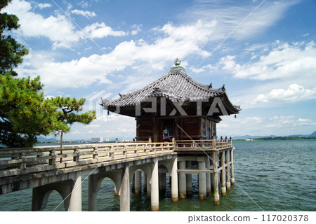 浮見堂,湖中的寺廟和神社,晴朗的日子閃閃發光 浮見堂,湖中的寺廟和神社,晴朗的日子閃閃發光 117020378