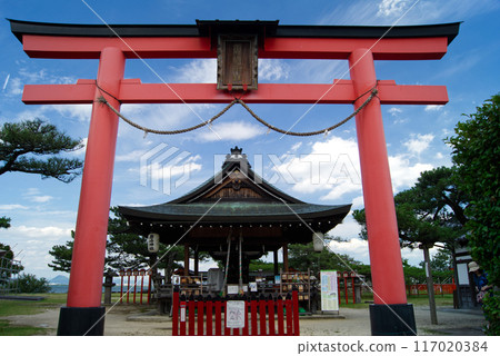 從鳥居門前眺望琵琶湖畔的唐崎神社 117020384