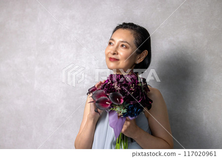 有花的資深婦女 117020961