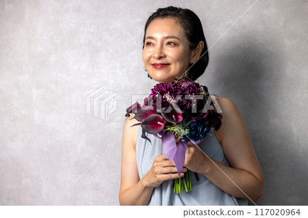 Senior women with flowers 117020964