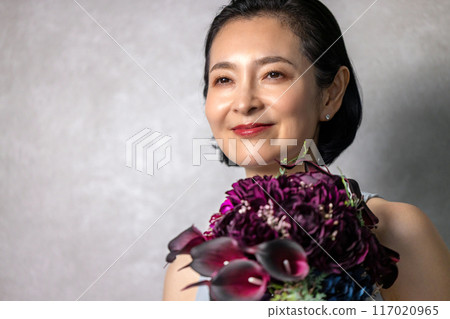 有花的資深婦女 117020965