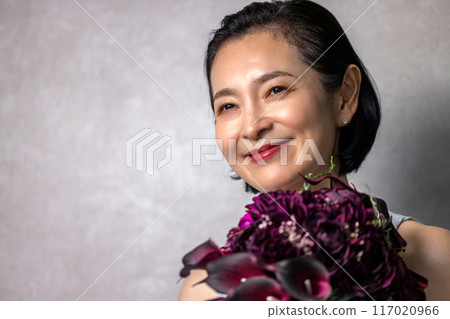 有花的資深婦女 117020966