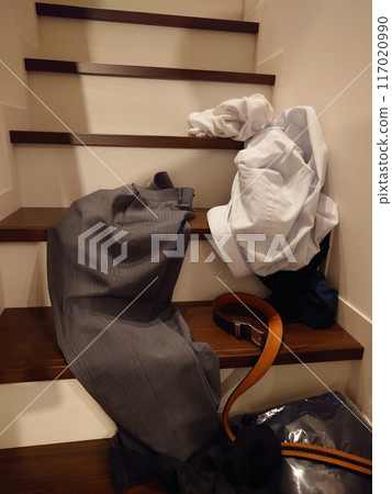 把衣服留在樓梯上 117020990