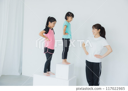 Kids gymnastics class image 117022985