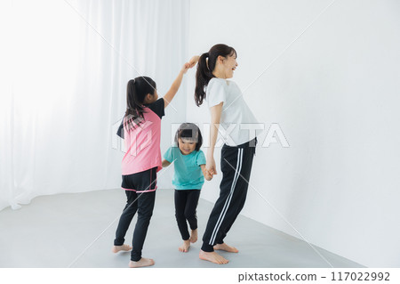 Kids gymnastics class image 117022992