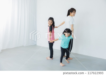 Kids gymnastics class image Kids gymnastics class image 117022993