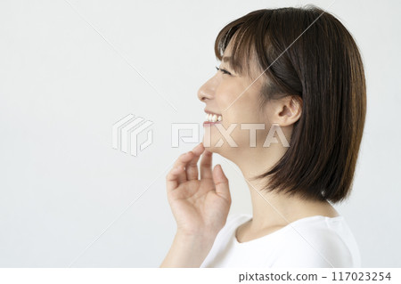 30 歲出頭的微笑女性，個人資料 117023254