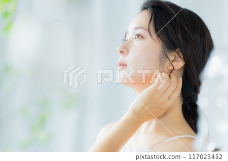 一位年輕女子感到皮膚濕潤 117023452