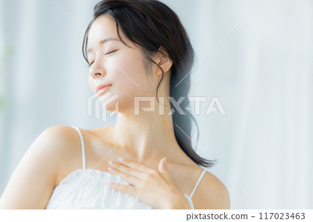 一位年輕女子感到皮膚濕潤 117023463