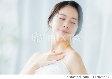 一位年輕女子感到皮膚濕潤 117023467