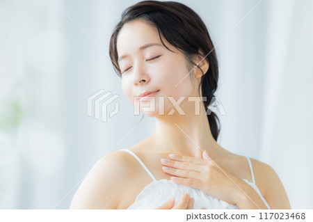 一位年輕女子感到皮膚濕潤 117023468