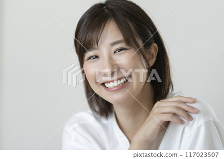 一名 30 歲出頭的女性對著鏡頭微笑 117023507