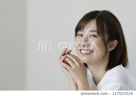 Arasa woman smiling looking at the camera 117023524