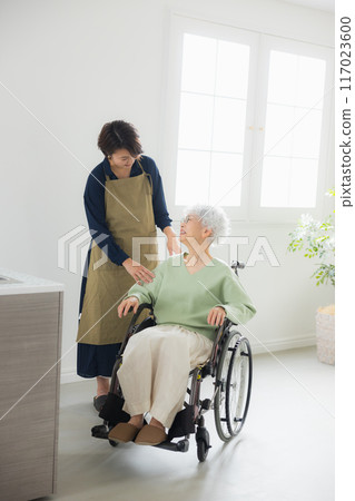 老年人和女性護理人員 117023600