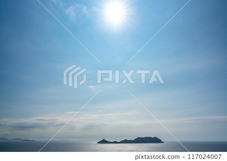 the sun pouring down on the sea 117024007