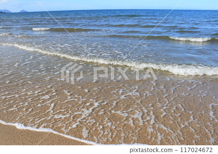 Beautiful beach with no one on it 117024672
