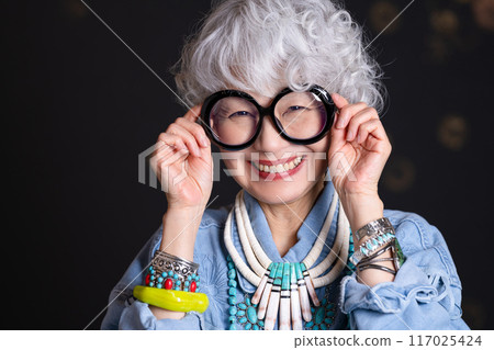 Senior women in their 60s and 70s who enjoy fashion and freedom of self-expression 117025424