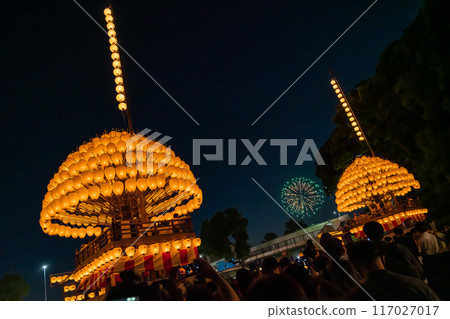 熱田祭、燈籠和煙火照亮夜空（愛知縣名古屋市） 117027017
