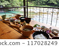 在充滿自然氣息的河流上享用午餐 117028249
