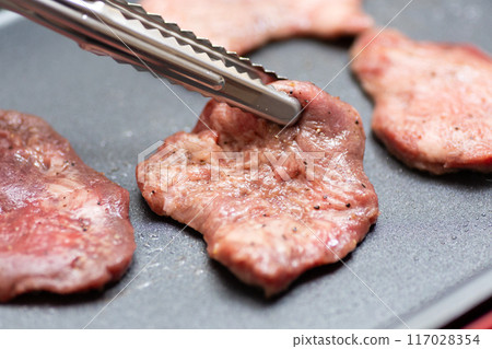 Grilling meat on a hot plate (beef tongue, salted tongue) 117028354