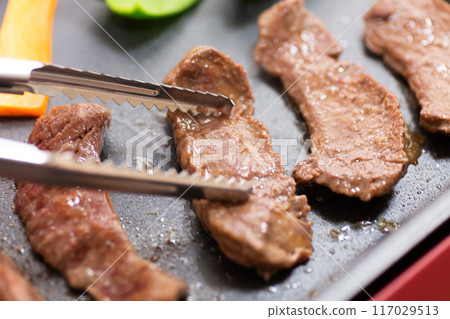 在熱板上烤烤肉（牛腰肉） 117029513