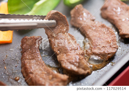 在熱板上烤烤肉(牛腰肉) 在熱板上烤烤肉(牛腰肉) 117029514
