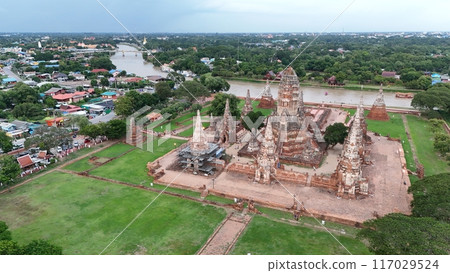 Pagoda at Wat Chaiwatthanaram temple is one of the famous temple in Ayutthaya, Thailand. Temple in Ayutthaya Historical Park, Ayutthaya, Thailand. UNESCO world heritage 117029524