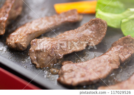 在熱板上烤烤肉(牛腰肉) 在熱板上烤烤肉(牛腰肉) 117029526