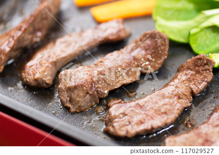 在熱板上烤烤肉（牛腰肉） 117029527