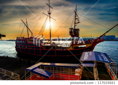 Sailboat-style tourist boat and sunset, May 17, West Wharf, Osaka Port, Japan Sailboat-style tourist boat and sunset, May 17, West Wharf, Osaka Port, Japan 117029881
