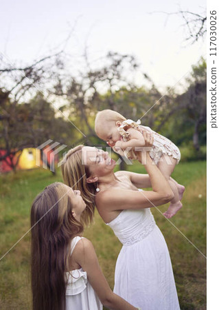 mother playing with her daughters 117030026