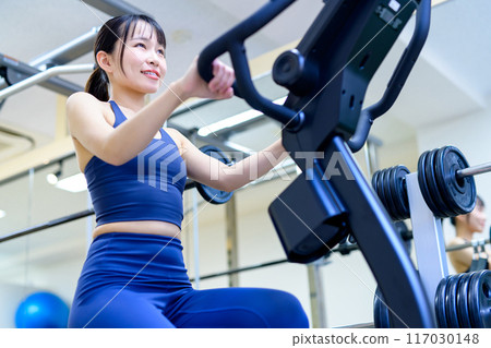 在健身房訓練身體的女性、健身自行車、健身自行車、肌肉訓練女孩、飲食 117030148