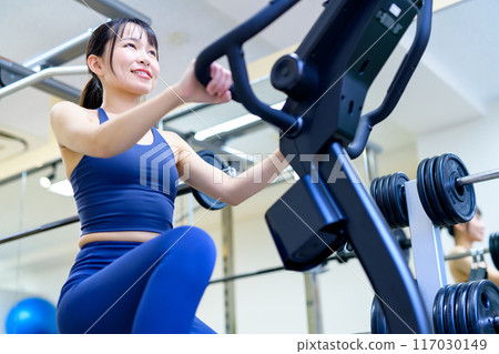 在健身房訓練身體的女性、健身自行車、健身自行車、肌肉訓練女孩、飲食 117030149
