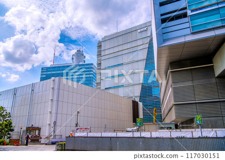 日本東京城市景觀：澀谷新景觀。 NHK放送中心前的新大樓正在興建中（8月1日） 117030151