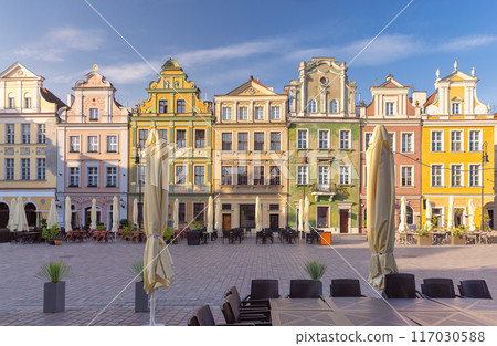 Facades of old colorful houses on the Town Hall Square in Poznan 117030588