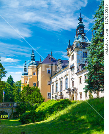 Beautiful Kliczkow Castle at sunny day, Lower Silesian voivodeship, in southwestern Poland 117030589