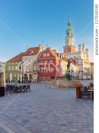 Facades of old colorful houses on the Town Hall Square in Poznan 117030590