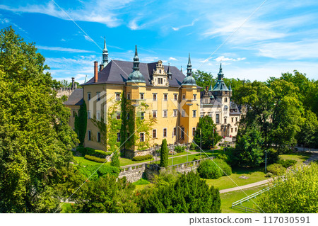 Beautiful Kliczkow Castle at sunny day, Lower Silesian voivodeship, in southwestern Poland 117030591