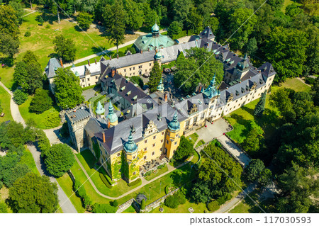 Beautiful Kliczkow Castle at sunny day, Lower Silesian voivodeship, in southwestern Poland 117030593